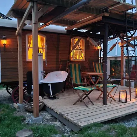 Schaeferwagen Mit Dachterrasse An Der Pferdekoppel Haus im Wald