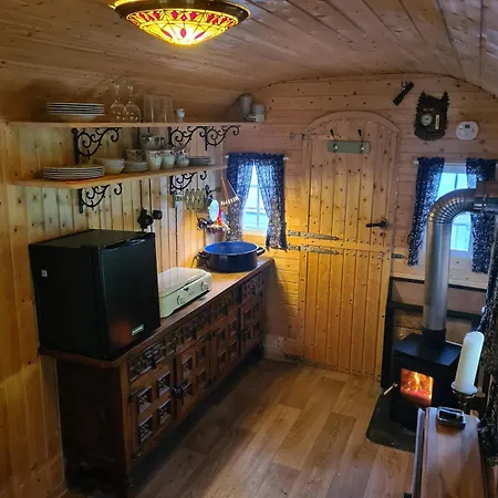 Schaeferwagen Mit Dachterrasse An Der Pferdekoppel * Haus im Wald