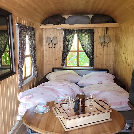 Schaeferwagen Mit Dachterrasse An Der Pferdekoppel * Haus im Wald