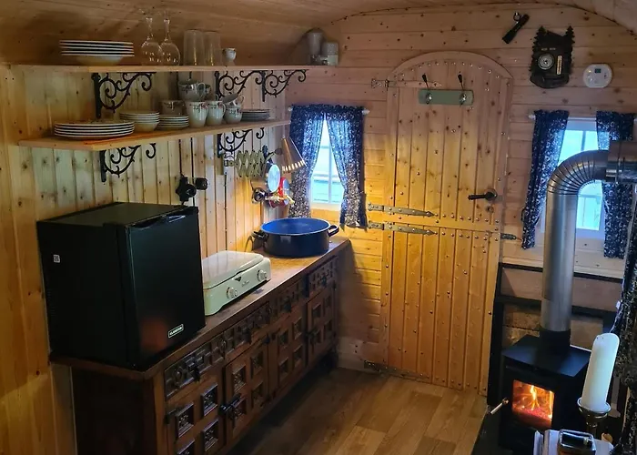 Schaeferwagen Mit Dachterrasse An Der Pferdekoppel * Haus im Wald